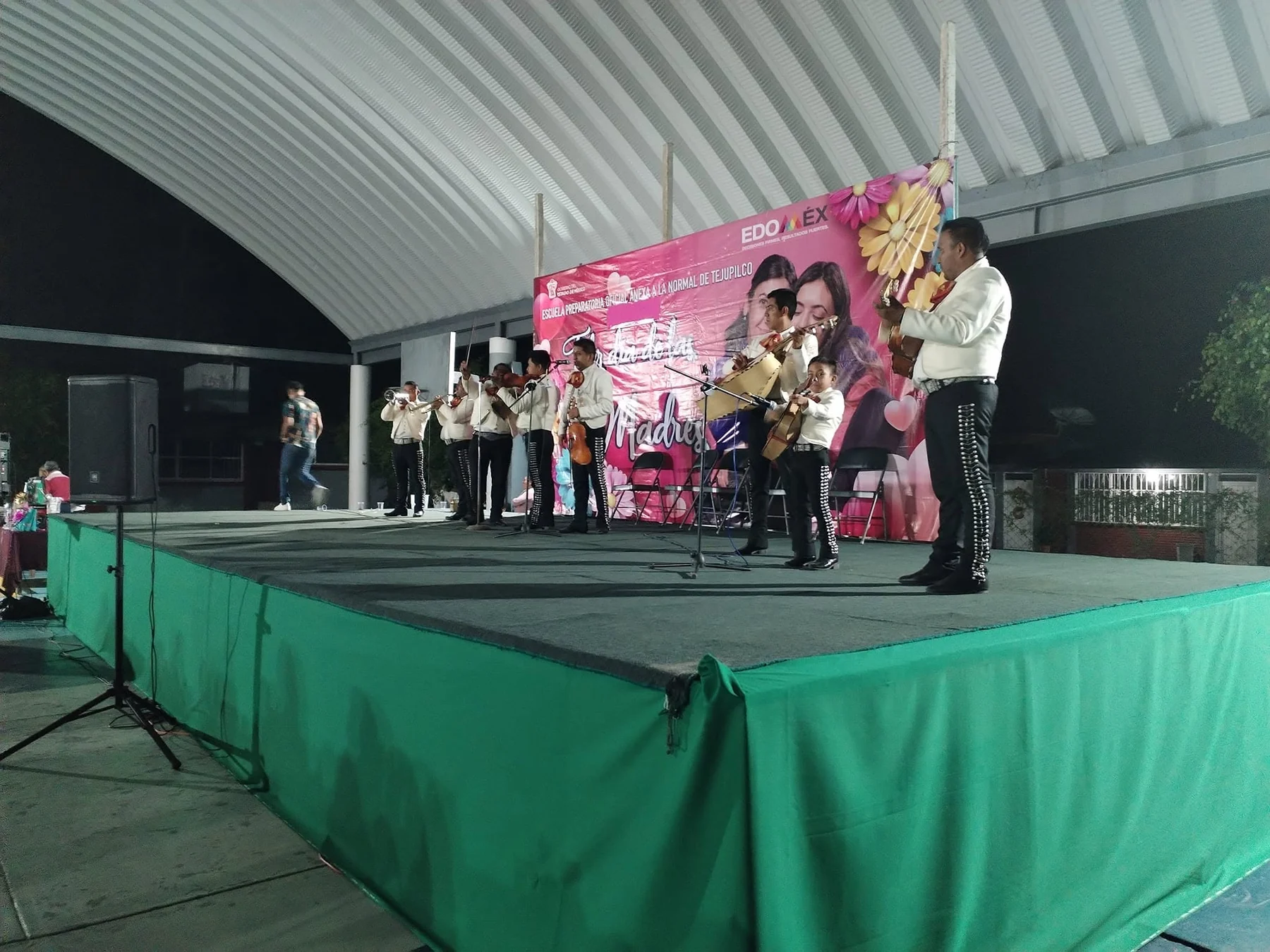 Mariachi tocando sobre un escenario en un evento