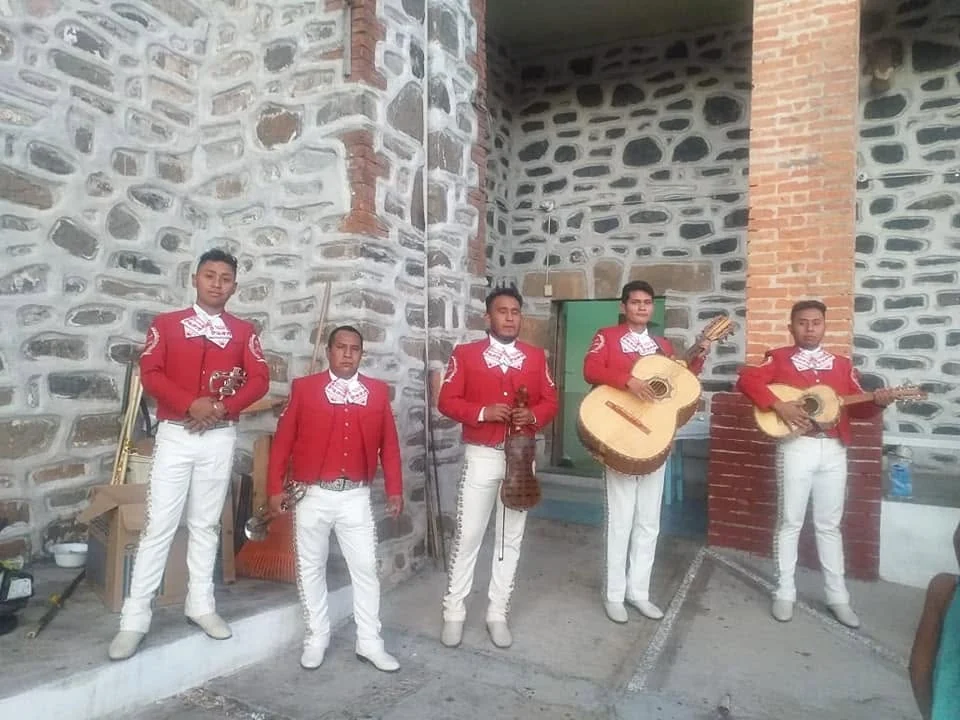 Mariachi Juvenil Azteca con traje rojo tradicional