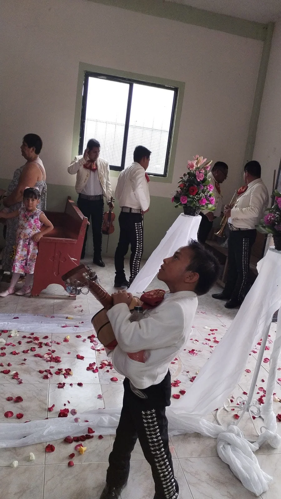 Integrante de mariachi tocando en una serenata